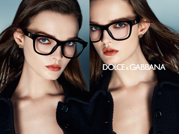Nainen Dolce & Gabbana -silmälaseissa