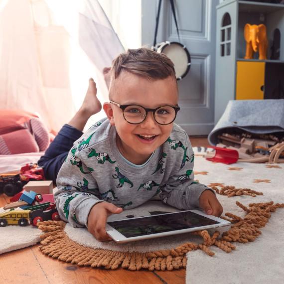 Gutt med briller og nettbrett