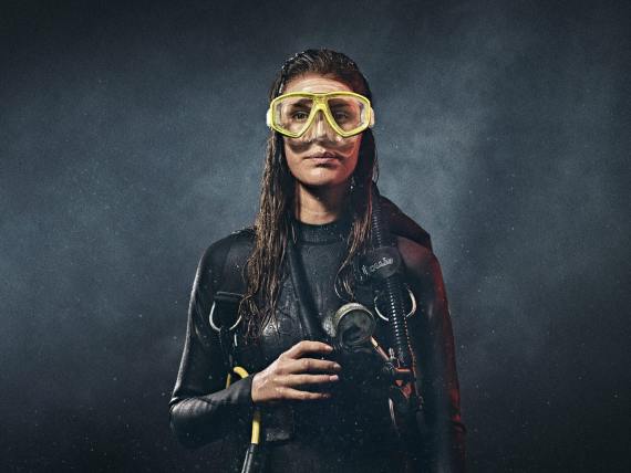 kvinna i simglasögon