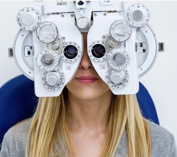 Kvinde til synstest for dobbeltsyn