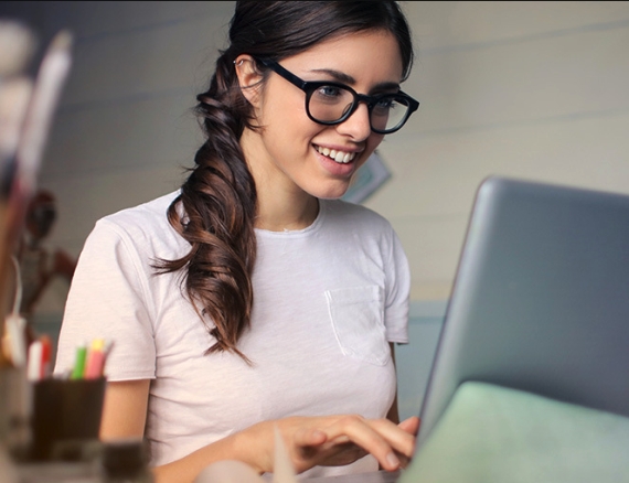 Kvinde der sidder ved computer