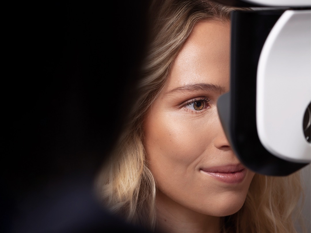 to personer ser på briller