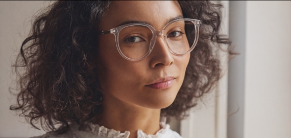 Briller på et podium