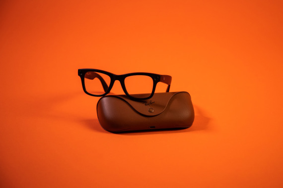 Ray-Ban Meta -älylasit oranssia taustaa vasten