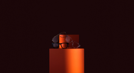 Oranssi jalusta, jonka päällä on silmä- ja aurinkolaseja