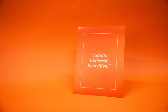 Sinen tausta ja silmälaseja