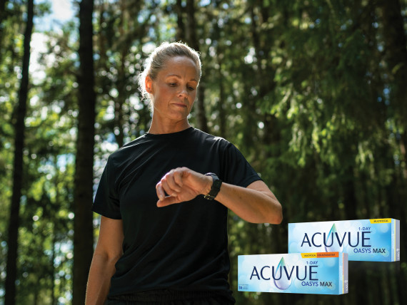 Aktiv kvinde i skoven kigger på sit ur