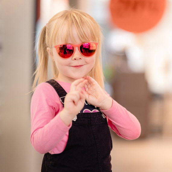 Lapsi aurinkolasit päässä
