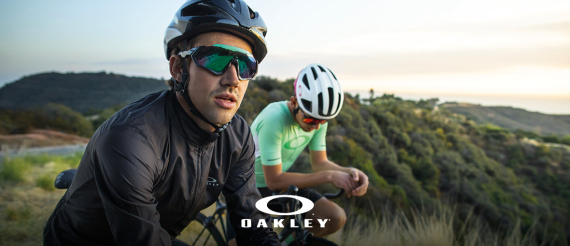 man i cykelglasögon från oakley