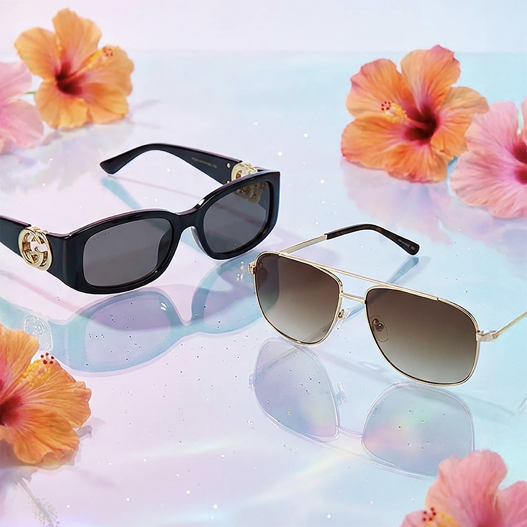 solglasögon med blommor i bakgrunden