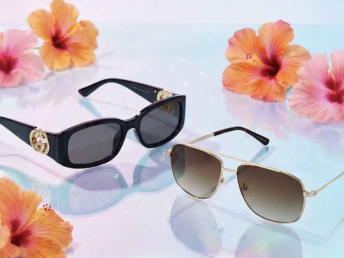 to solbriller med blomster i bakgrunn