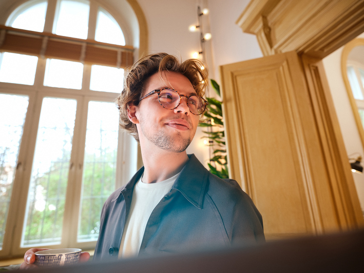 kille med glasögon framför dator