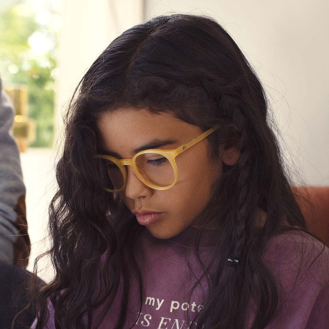 Barn med gula glasögon