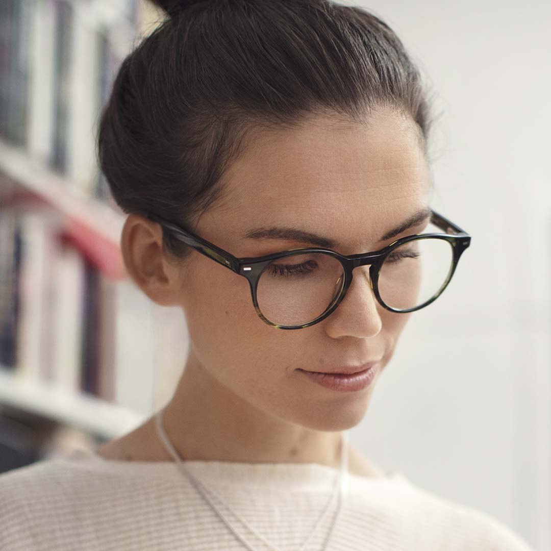 Kvinna med glasögon