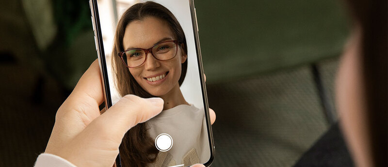 Kvinne bruker Synsam Style Lab for å prøve briller digitalt på nett.